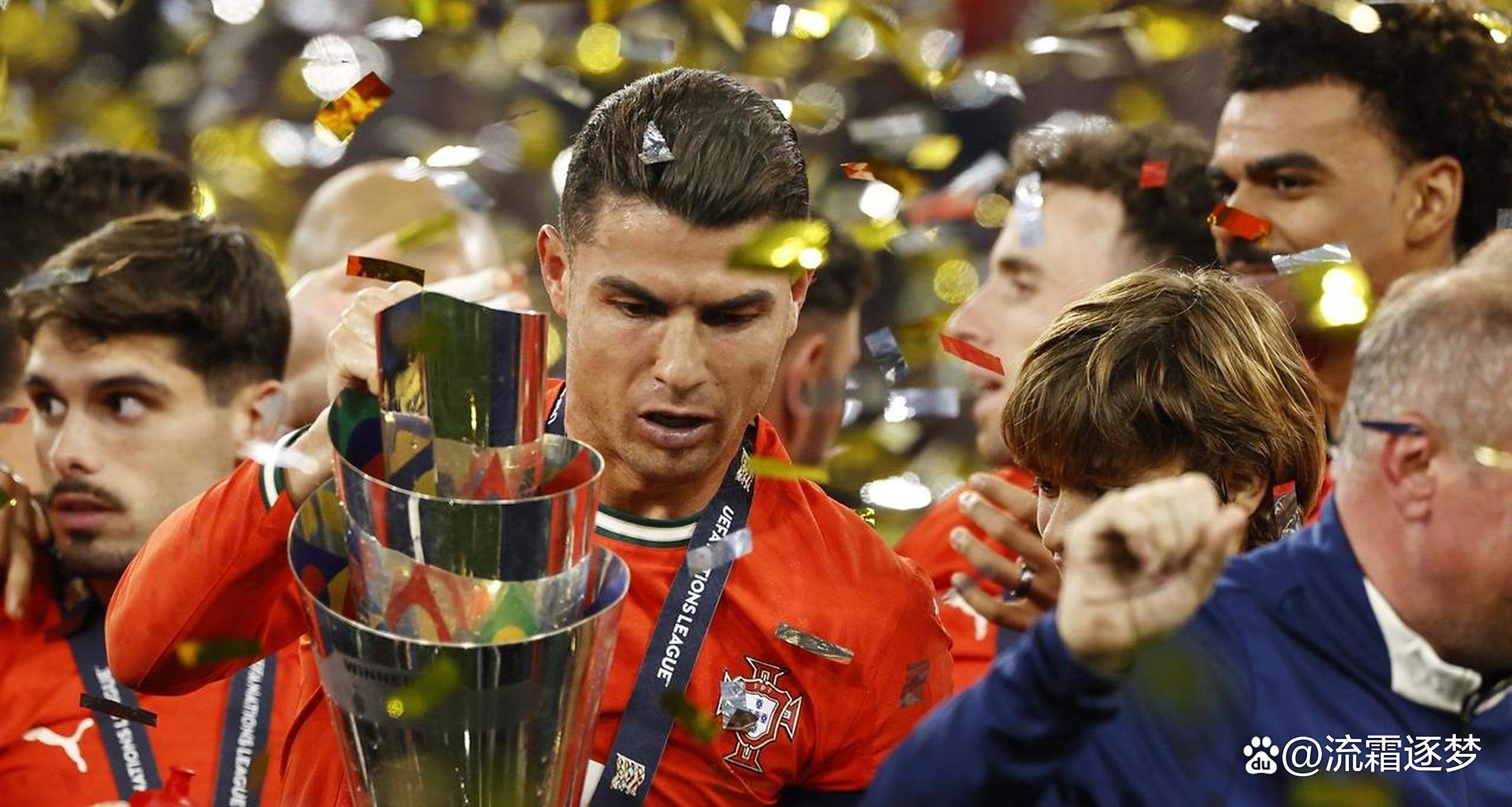 开云足球-出色发挥引发热议！，C罗在G2比赛中比赛规则变更全场沸腾不已-开云足球